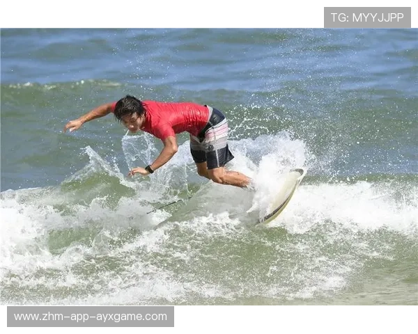 冲浪选手抓浪点精准